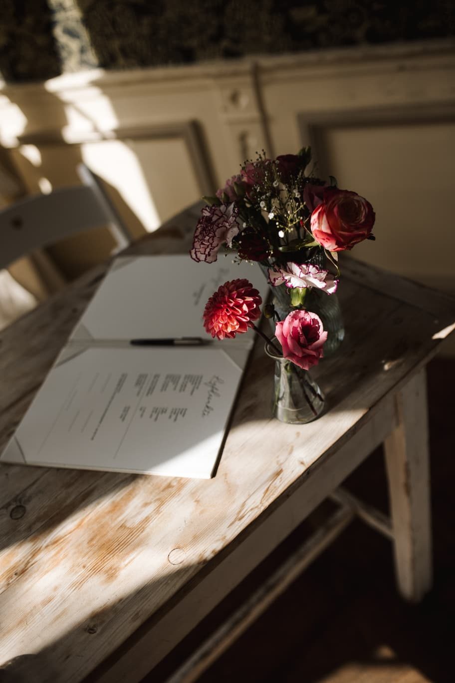 Gastenboek met rozen op een houten tafel