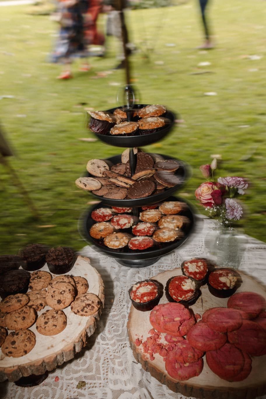 Etagère met koekjes en cupcakes op het gras