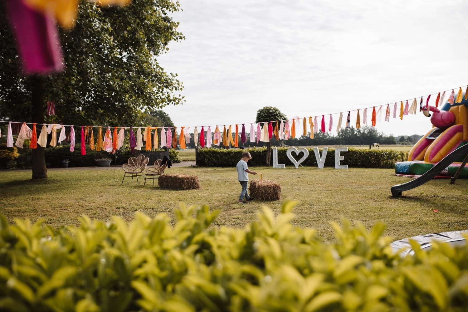 Feestweide met vlaggetjes en grote letters LOVE