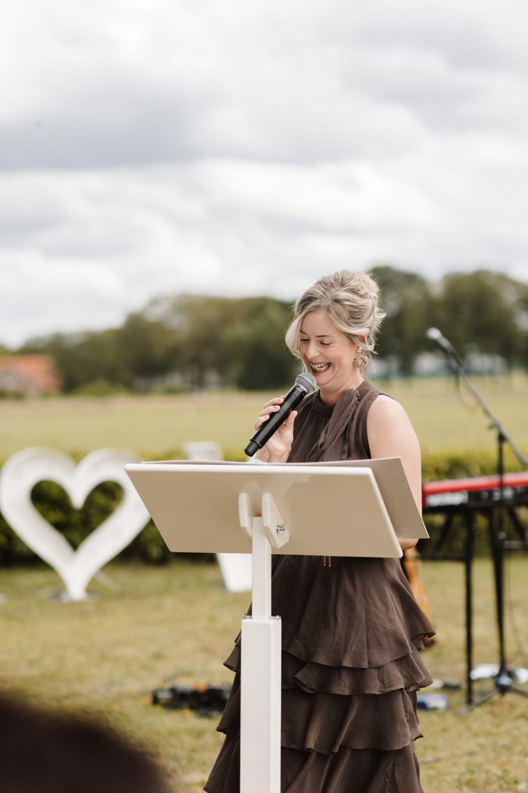 Nadhie spreekt tijdens een ceremonie in de buitenlucht
