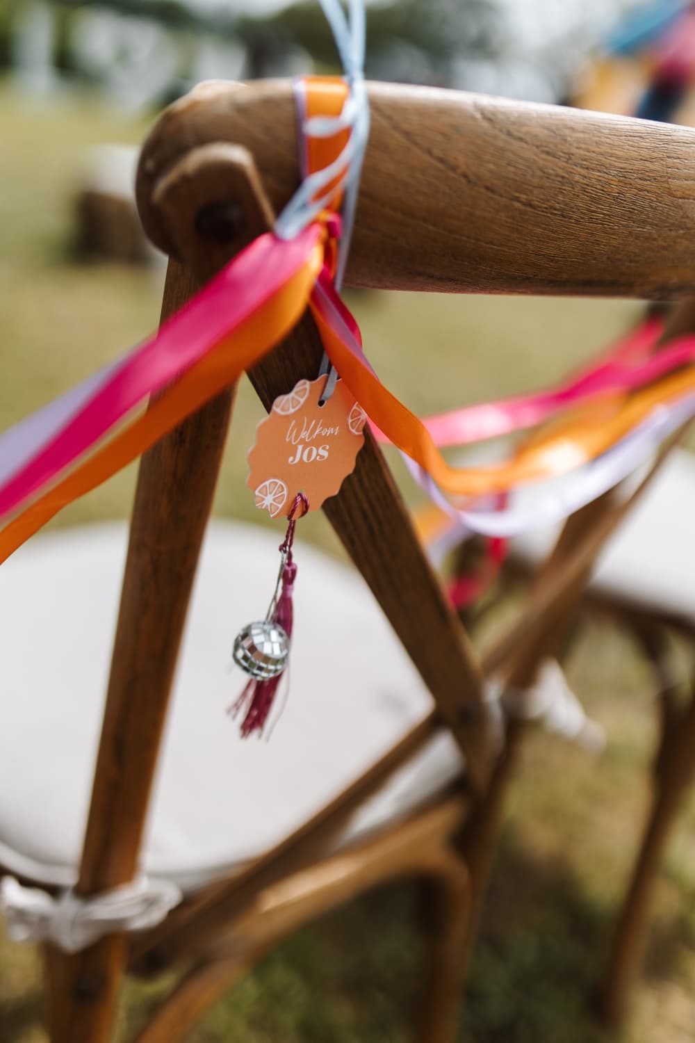 Stoel met roze en oranje linten
