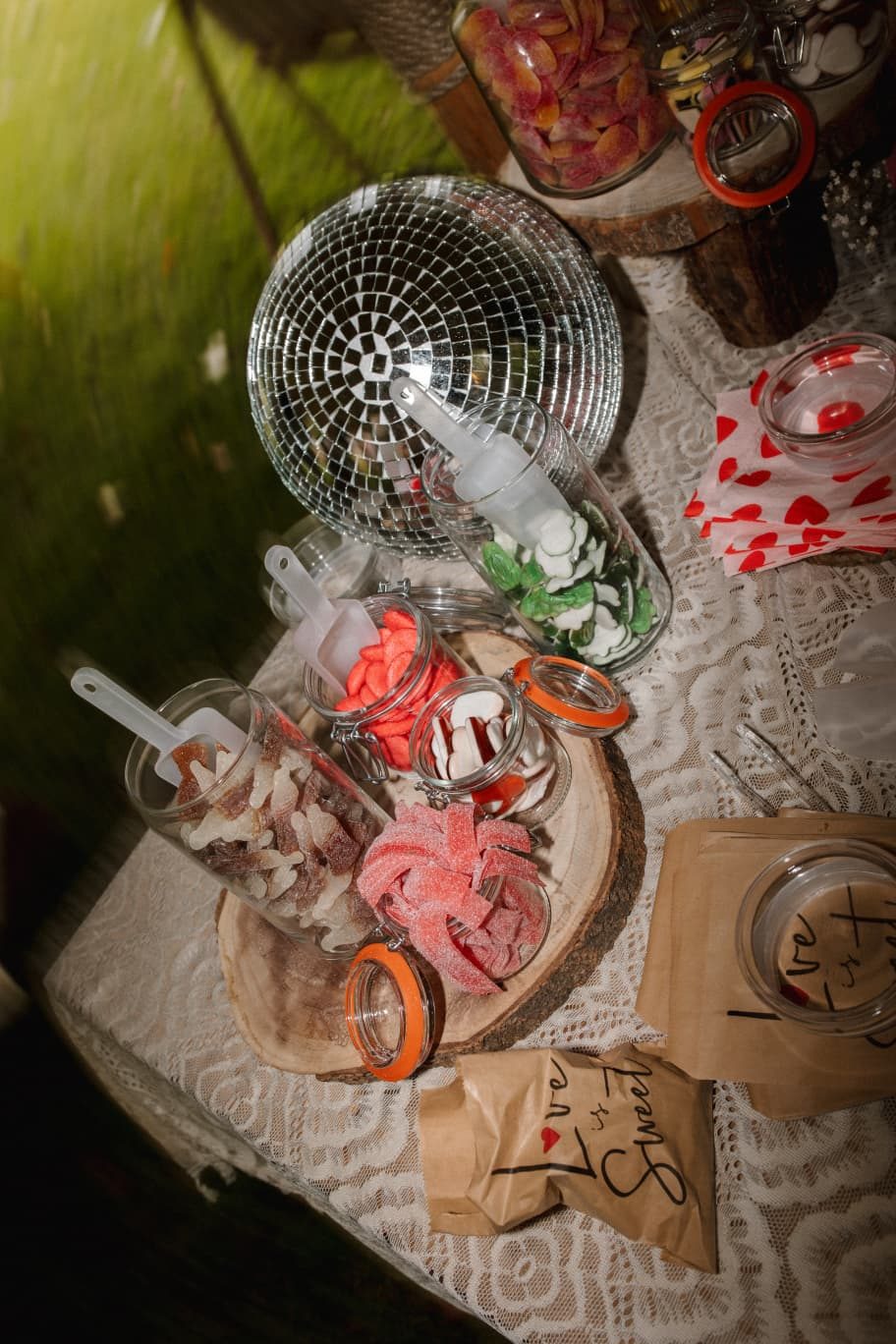Sweet table met snoep, roze lekkernijen en een discobal