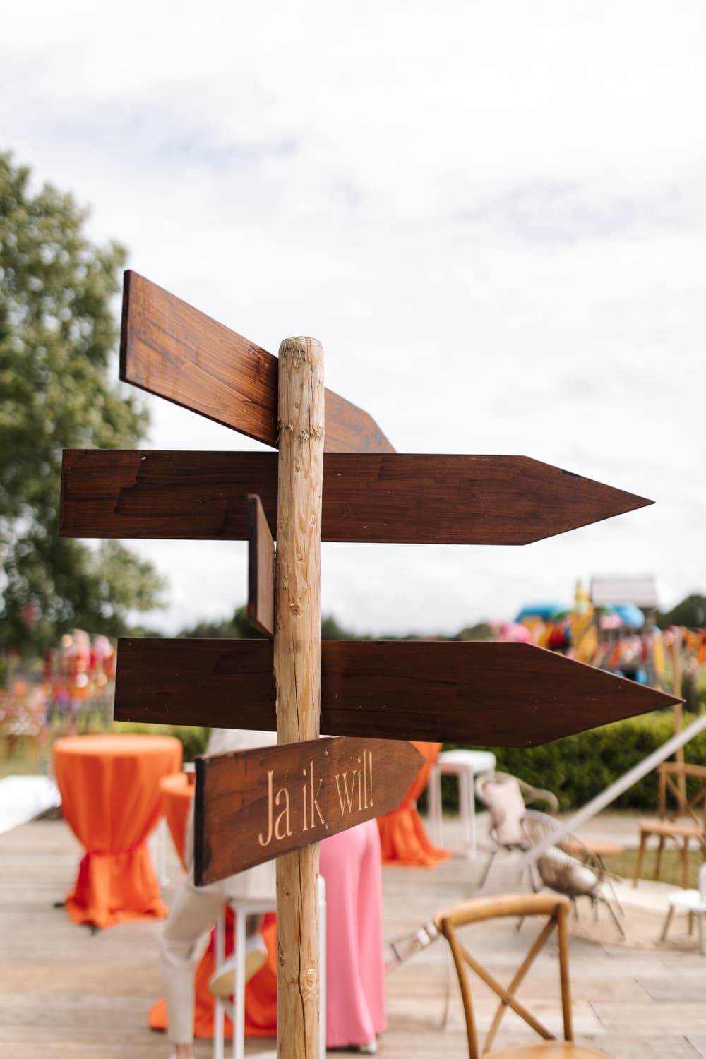 Houten wegwijzer op een feestterrein